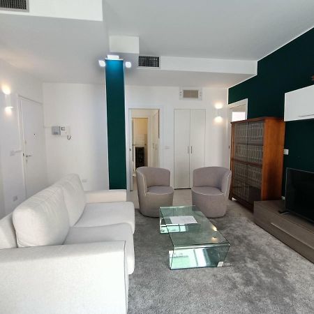Ferienwohnung Joivy Elegant Flat For 6 With 2 Balconies Mailand Exterior foto